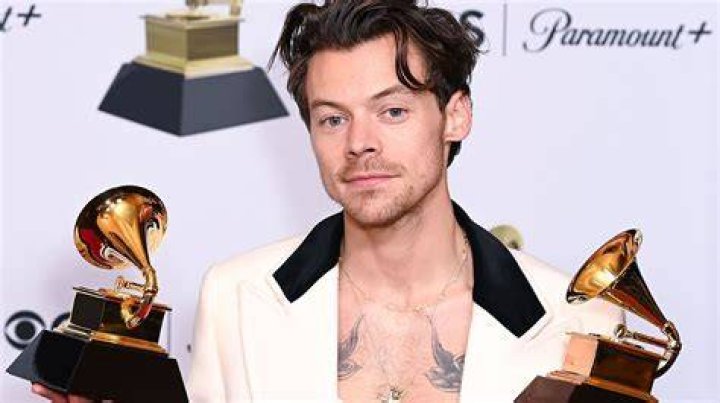 Harry Styles sacude Instagram con su look en la alfombra roja de los