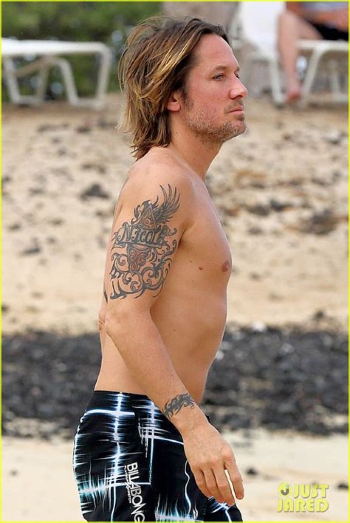 Keith Urban Goes Shirtless, Shows Off Hot Body in Hawaii E! Online