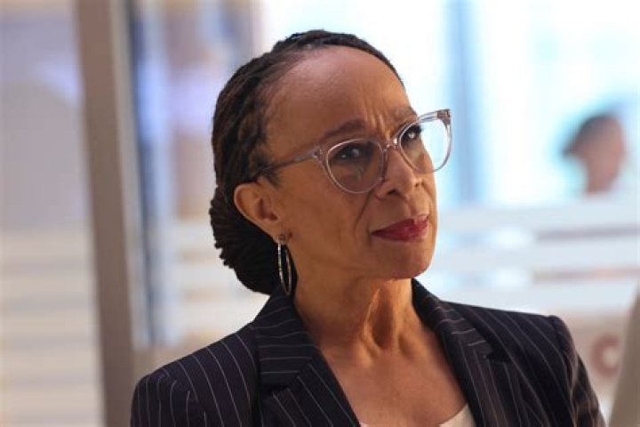 S. EPATHA MERKERSON Chicago Med AUTOGRAPH Signed 8x10 Photo