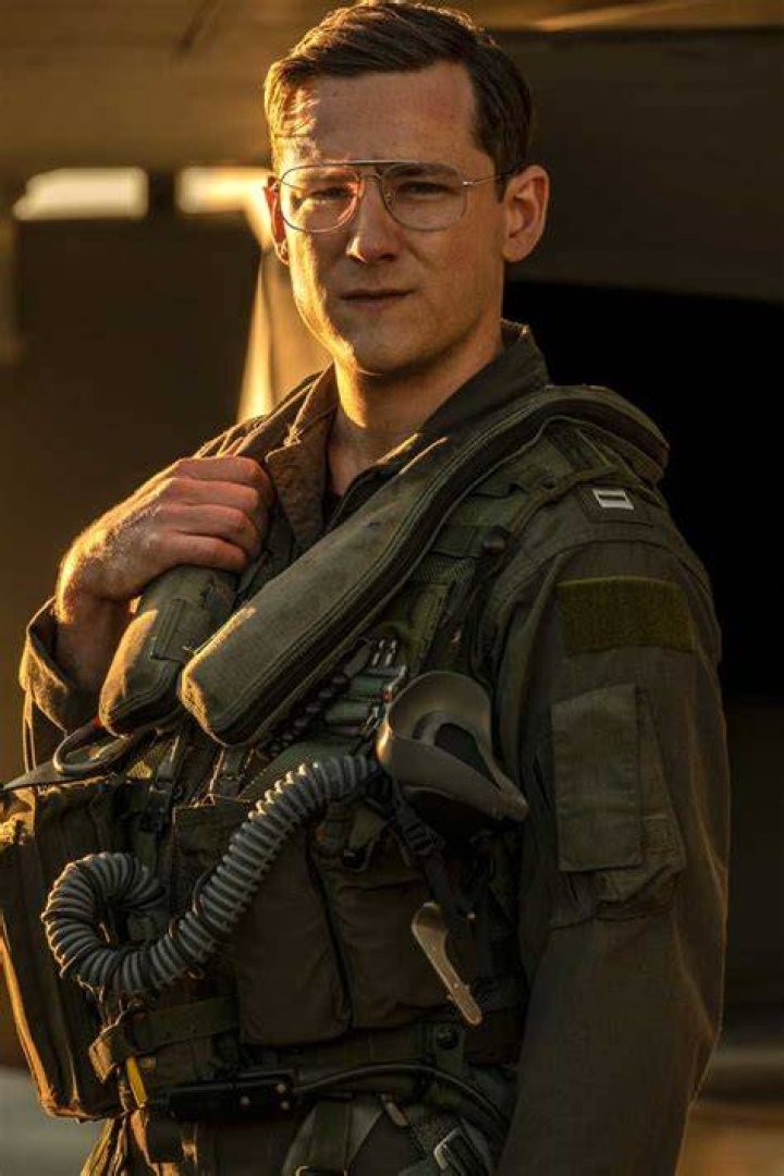 Top Gun Maverick&rsquo;s Lewis Pullman Flaunts PDA with Girlfriend Rainey